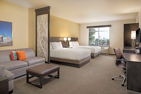 Queen Room with Two Queen Beds and Sofa Bed - High Floor
