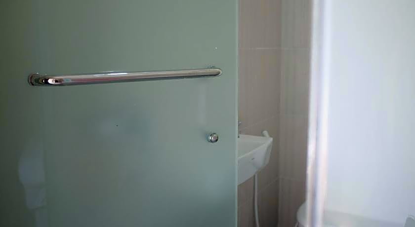 RedDoorz Plus near Mall Ciputra Jakarta