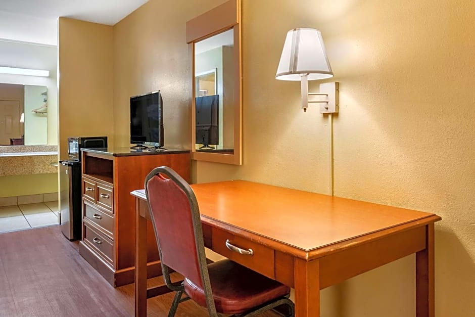 Econo Lodge Inn & Suites Maingate Central