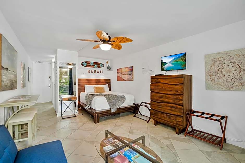 Kona Islander Inn - Prime Downtown Location with Hot Tub, Pool & Beach