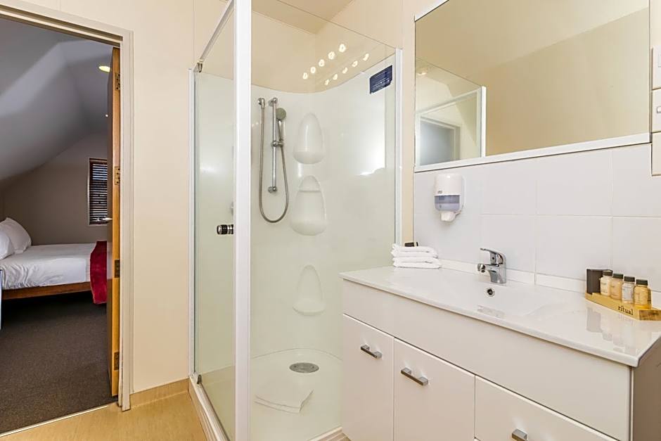 Twin Peaks Lakeside Inn