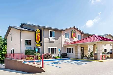 Super 8 by Wyndham Bloomington University Area