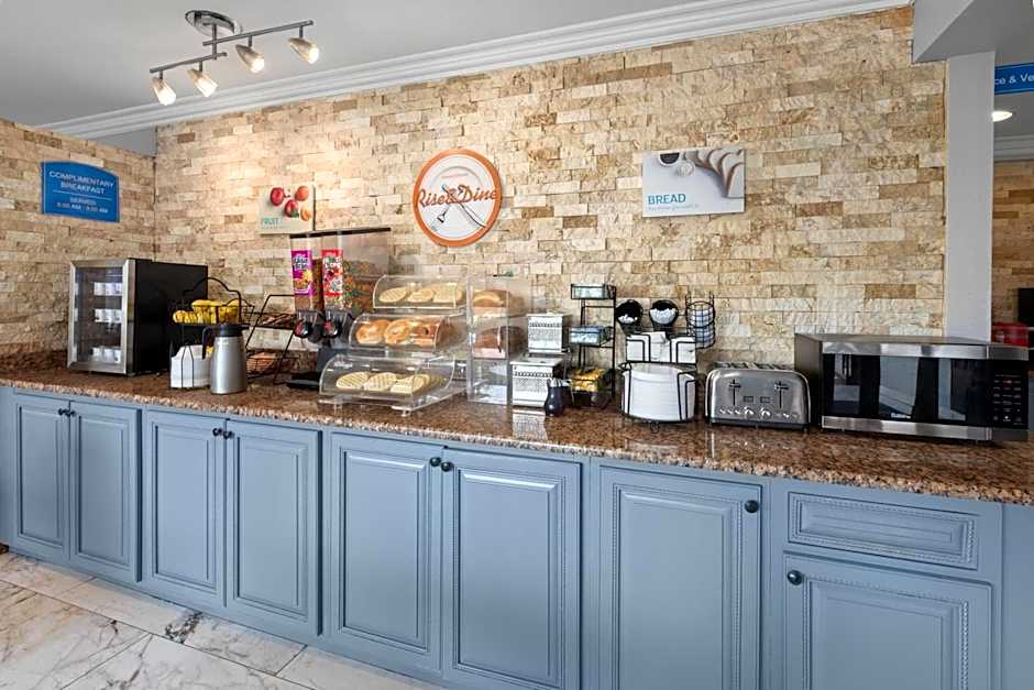 Howard Johnson by Wyndham Romulus Detroit Metro Airport