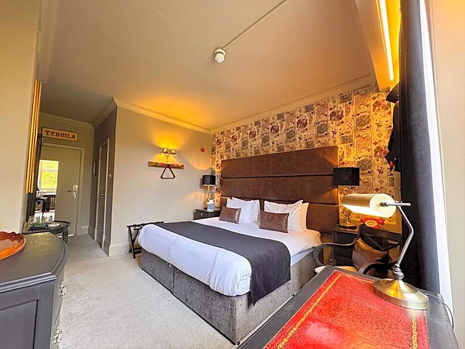 White Hart Hotel & Apartments