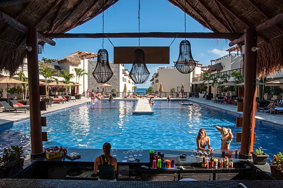 Aldea Thai by oceanfront