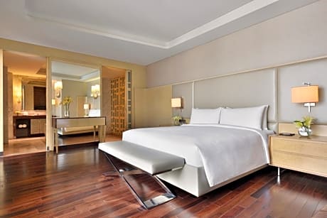 Executive King Suite (Lounge Access) with 20% discount on food & soft beverages, spa and laundry
