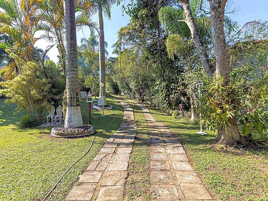 Piscina, jardim, área gourmet e vista arborizada