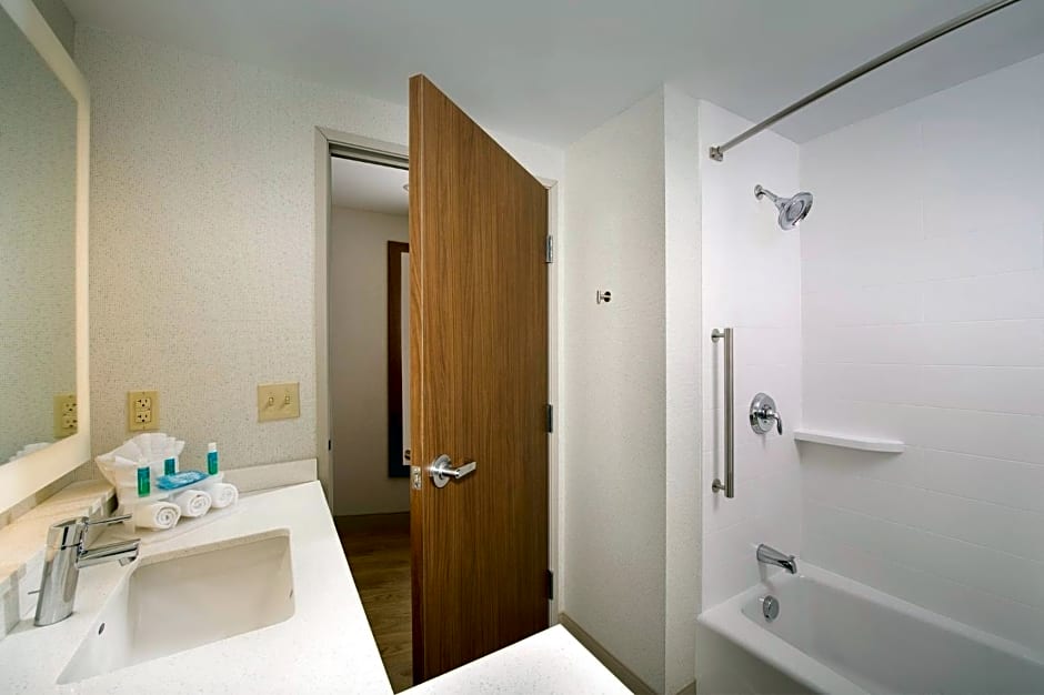 Holiday Inn Express & Suites Altoona By IHG