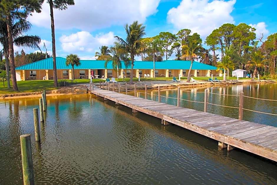 Photo 1 of 19 of Lake Grassy Inn & Suites