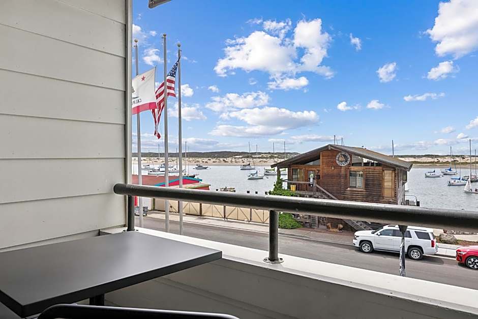 456 Embarcadero Inn & Suites