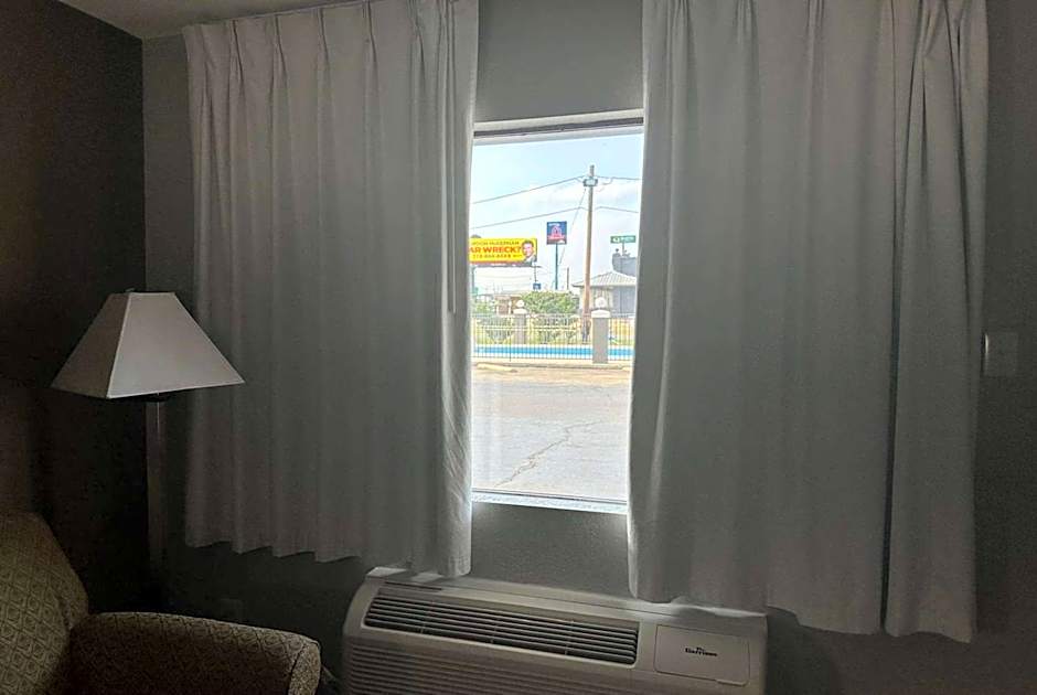Super 8 by Wyndham Monroe