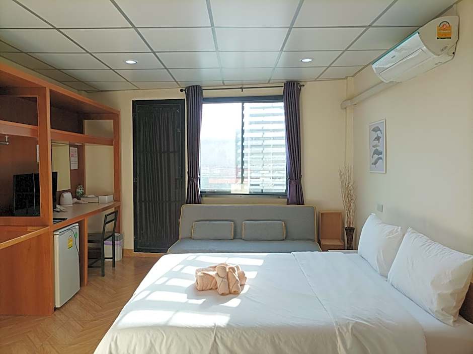 Double D Rooms & Cafe