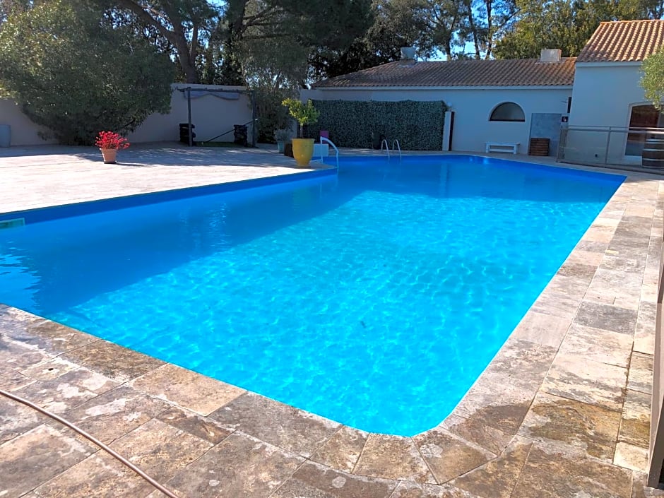 Les Aubuns Country Hotel