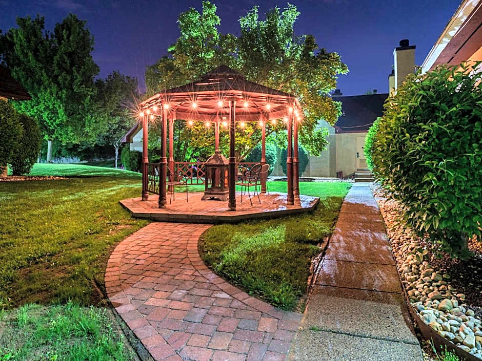 Inn of The Dove Romantic Luxury & Business Suites