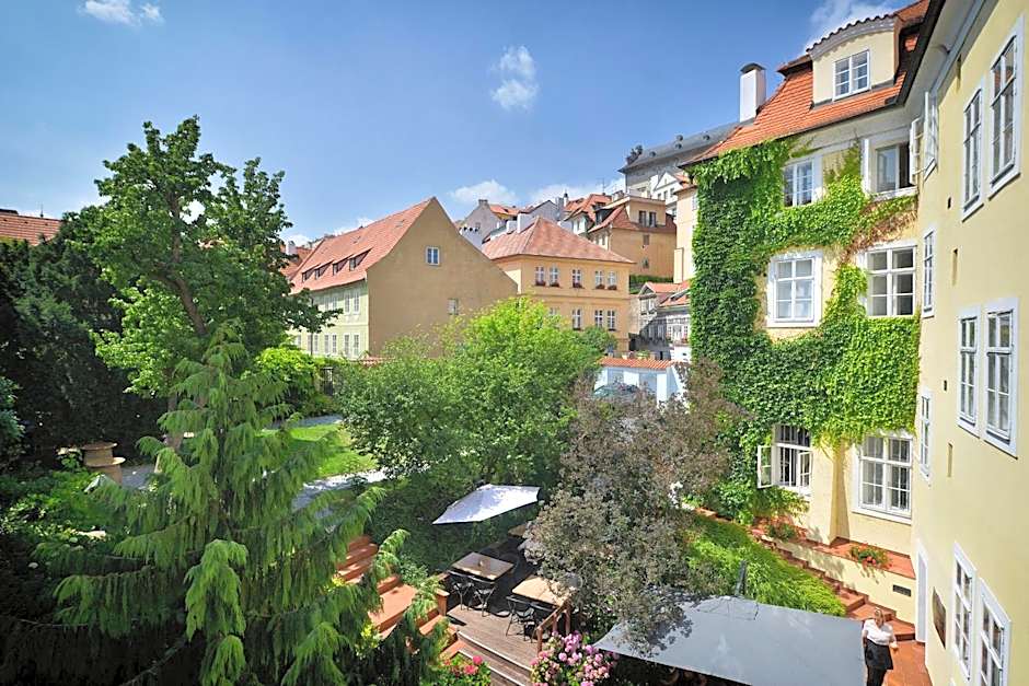 Hotel At the Green Grape