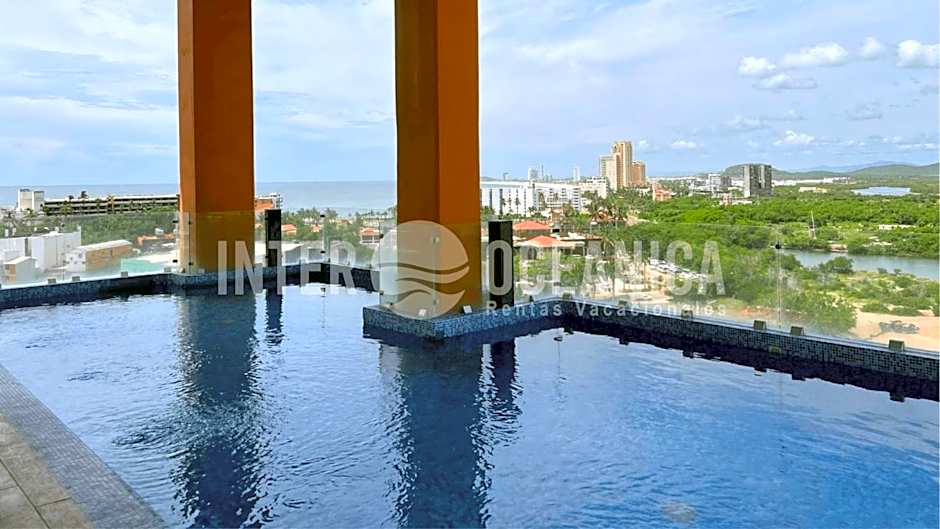 Alberca con la mejor vista a la Marina Mazatlán