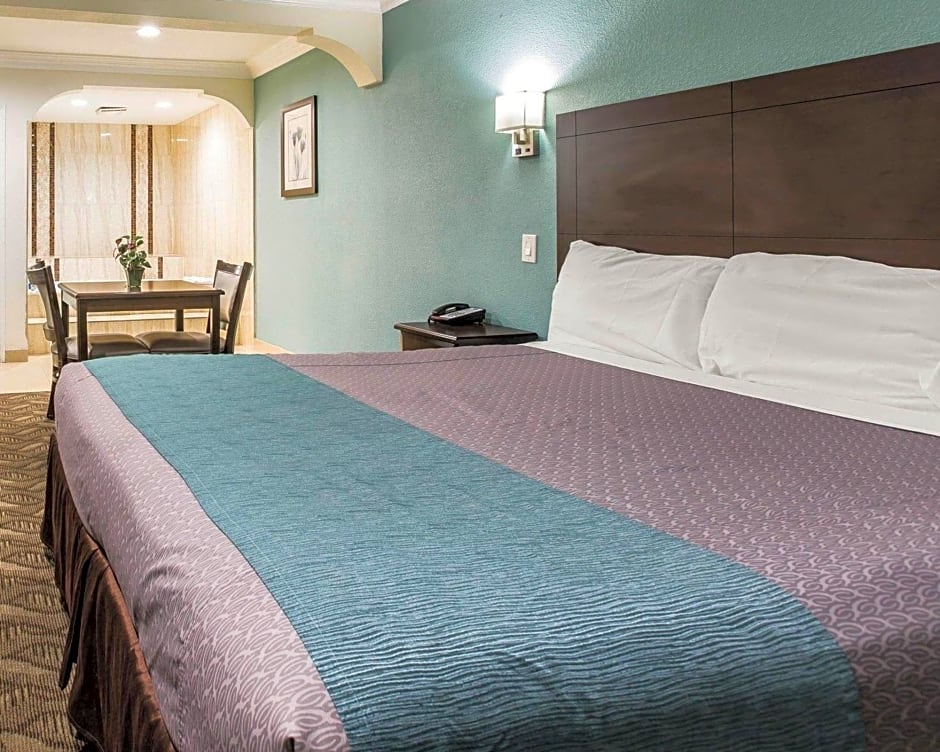 Rodeway Inn & Suites