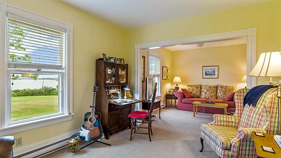 Bayview Pines Country Inn B&B