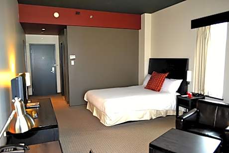 Grand Comfort One Queen Bed Room