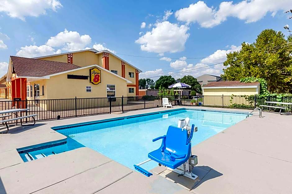 Super 8 by Wyndham Chickasha