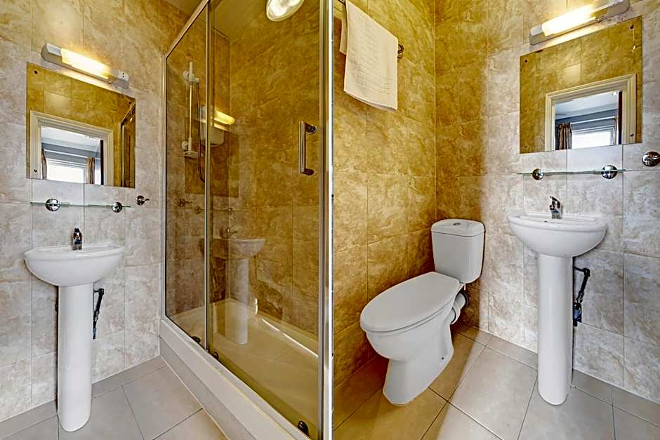 OYO Bostons Manor Hotel