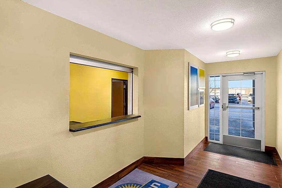 Days Inn & Suites by Wyndham Rochester South