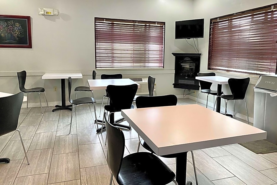 Super 8 by Wyndham Bloomington University Area