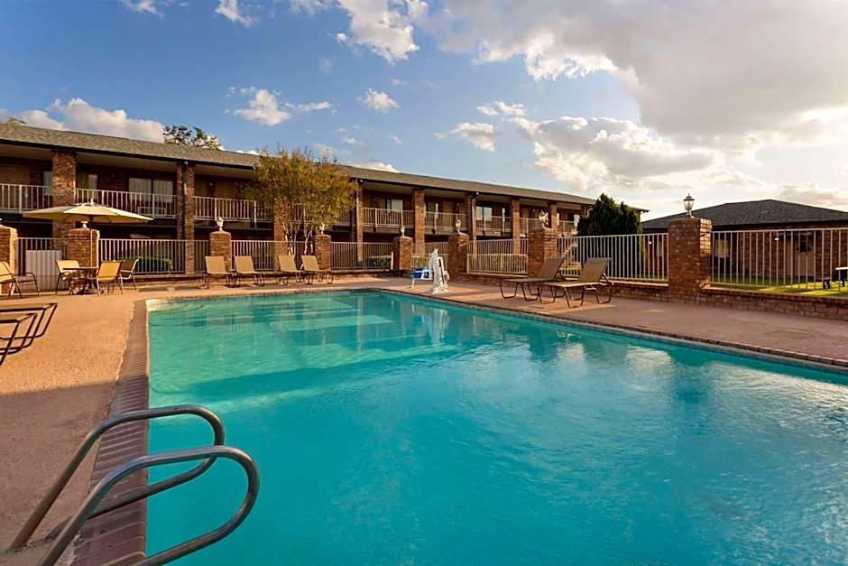 Super 8 by Wyndham Universal City