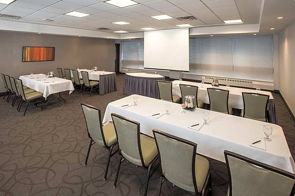 Hilton Winnipeg Airport Suites