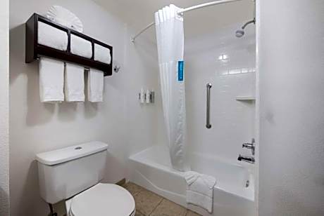2 Queens Mobility Access W/Tub Nonsmoking