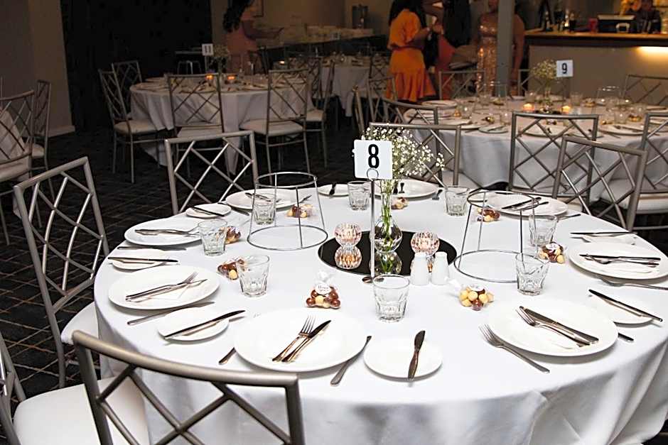 Overlander Hotel Motel