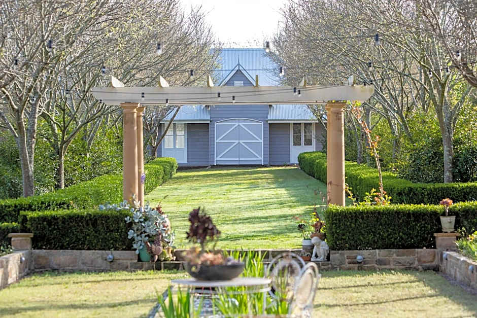 Chanticleer Gardens Barn cottage with a Pool