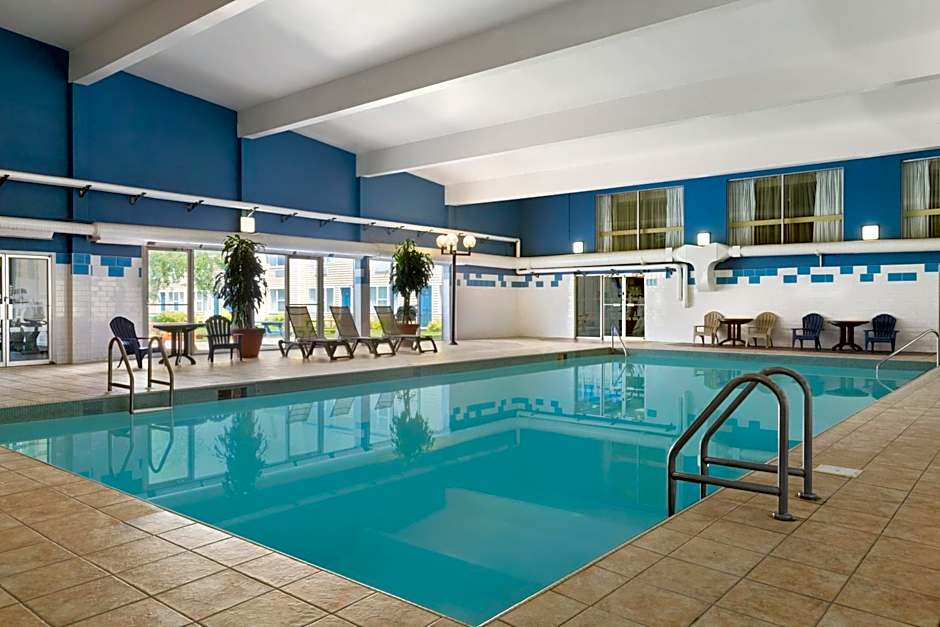 Days Inn & Suites by Wyndham Moncton