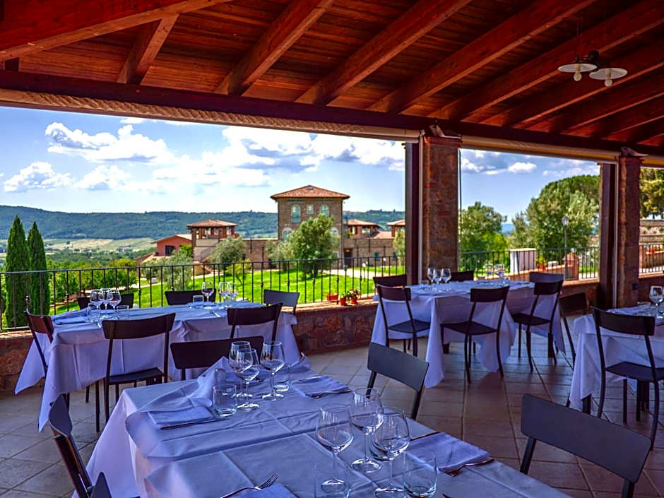 Hotel with swimming pool immersed in the typical Tuscan countryside just 5 minutes from Massa Marittima