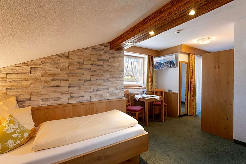 2 Beds, Balcony — 5 fotoğraftan 1. fotoğraf