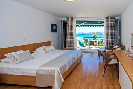 Double Deluxe Room with Balcony and Sea View