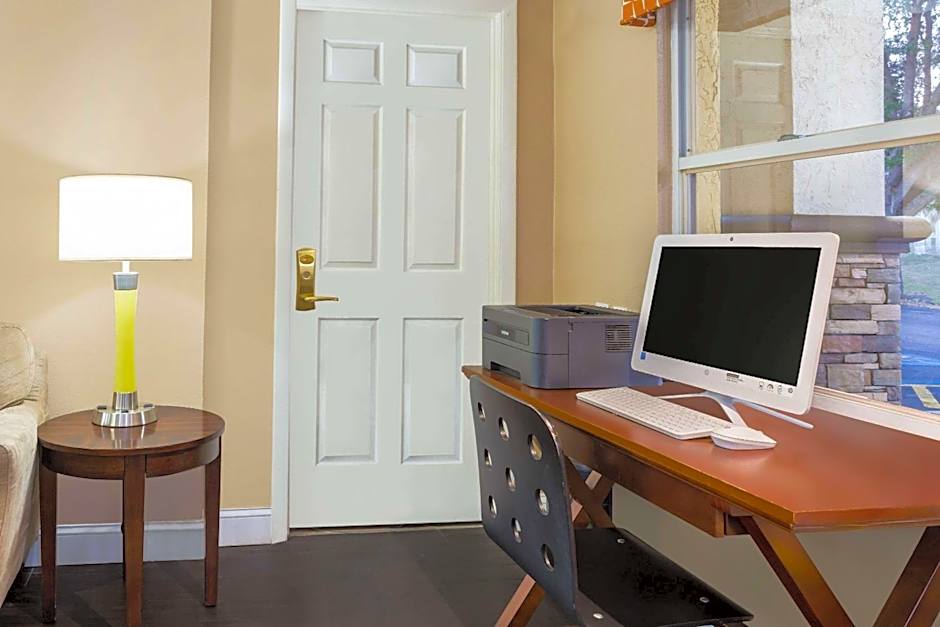 Super 8 by Wyndham Ellenton Bradenton Area