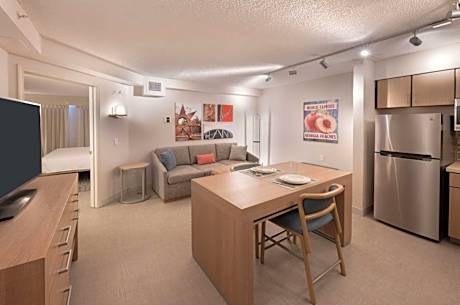 1King/1Qn Hearing Accessible Suite 2Bdrm Nsmk