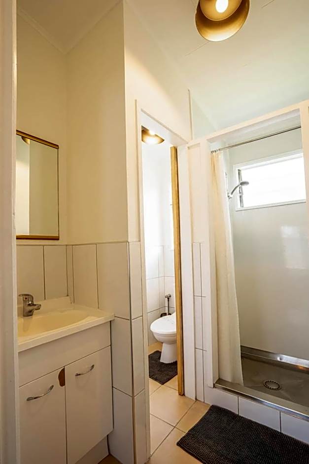 Frimley Lodge Motel - with Airport Shuttle service- Best Location in Town