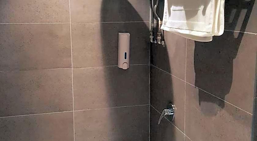 9 Square Hotel - Sri Kembangan