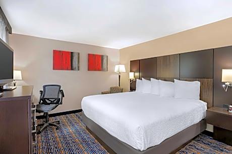 1 King Bed, Non-Smoking, High Speed Internet Access, Refrigerator, Coffee Maker, Hairdryer, Full Bre