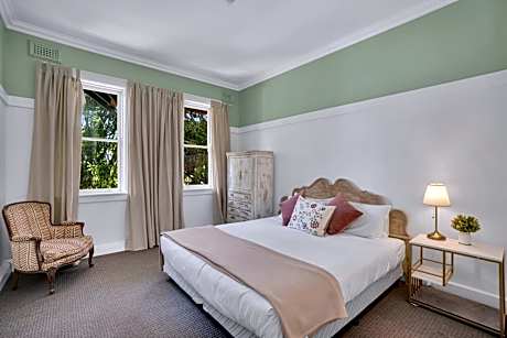 Premium Queen Single Room with Ensuite Bathroom