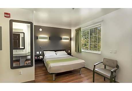 Queen Room - Non-Smoking