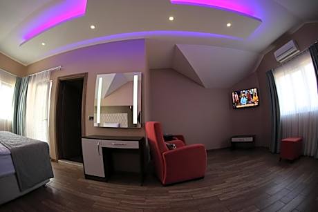 Deluxe Double Room with Partial Lake View