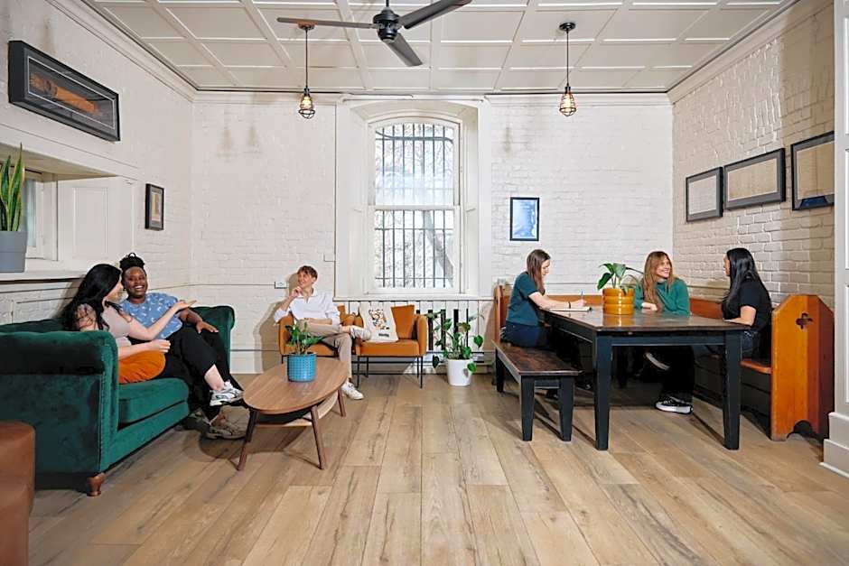 Saintlo Ottawa Jail Hostel