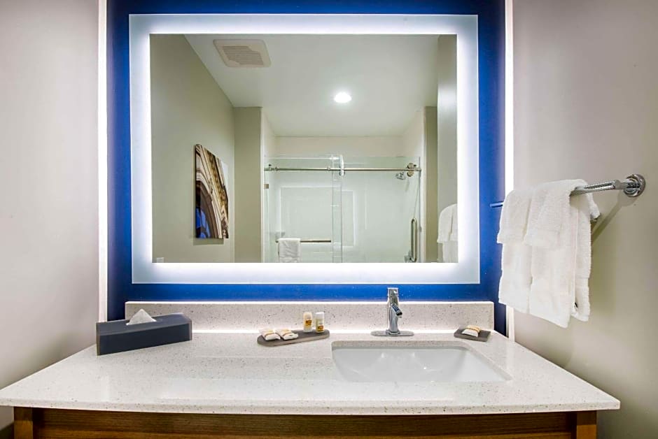 La Quinta Inn & Suites by Wyndham Buffalo Amherst