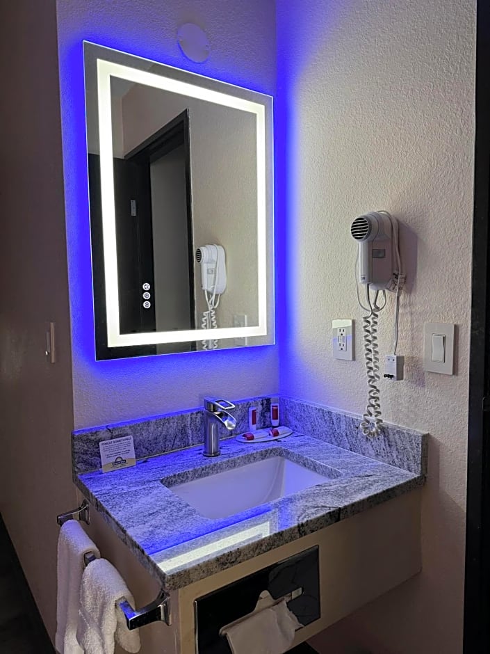 Days Inn & Suites by Wyndham Kaukauna WI