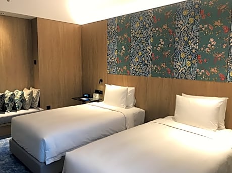 One-Bedroom Suite with Two Twin Beds and Sea View - Lounge Access