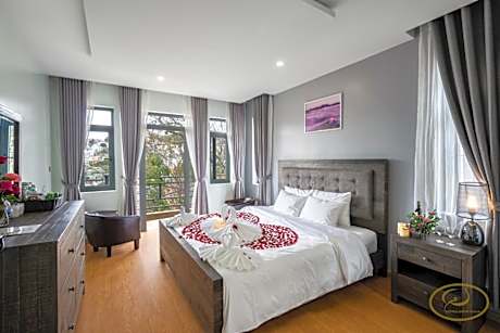 Fantastic King Bed Balcony Garden View