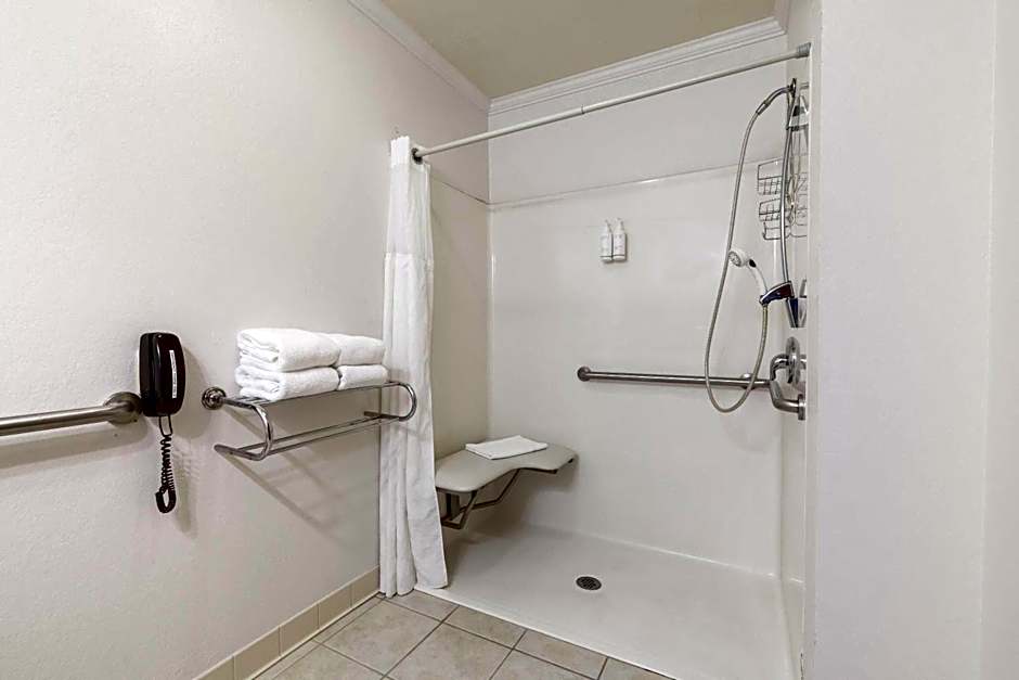 Howard Johnson Hotel & Suites by Wyndham Oacoma